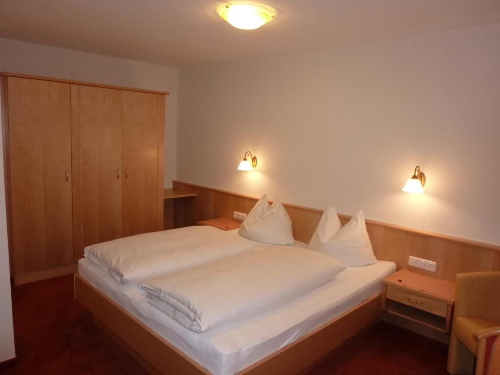 Hotel Garni Waldhof - Wohlfuehlen Am Lech Stanzach Room photo
